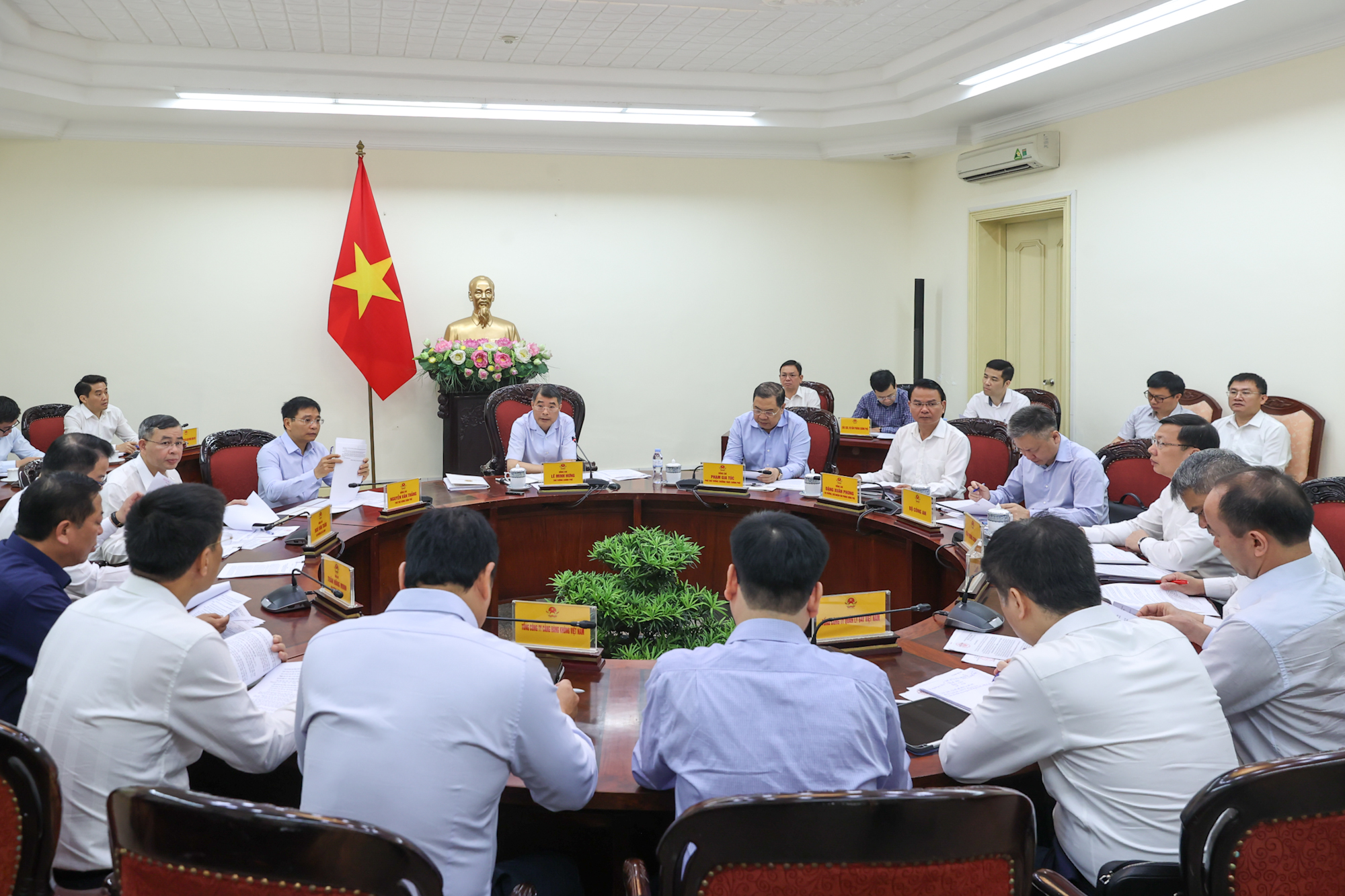 Primer Ministro de Vietnam preside la reunión ordinaria del Gobierno correspondiente al mes de abril